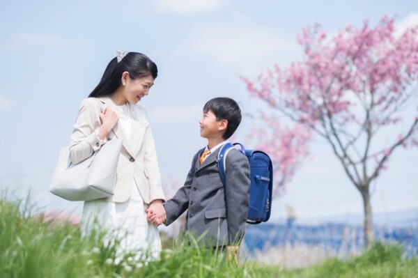 卒業式に参加するお母さんと息子