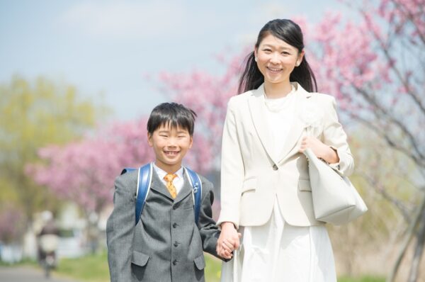 卒業式に参加するお母さんと息子