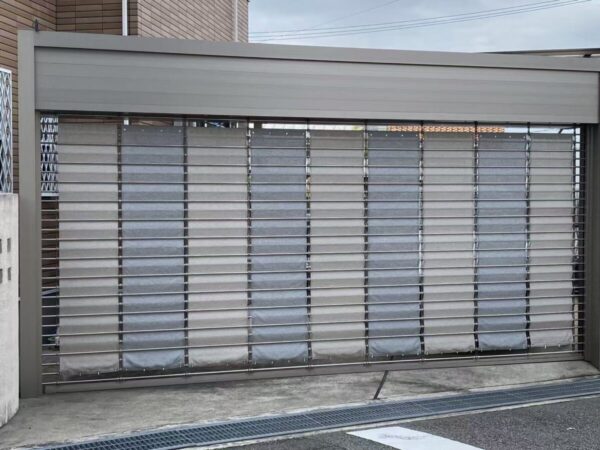 ガレージを簡単目隠し!パイプシャッター用シェード「風光日和」の特徴と導入がおすすめなケース