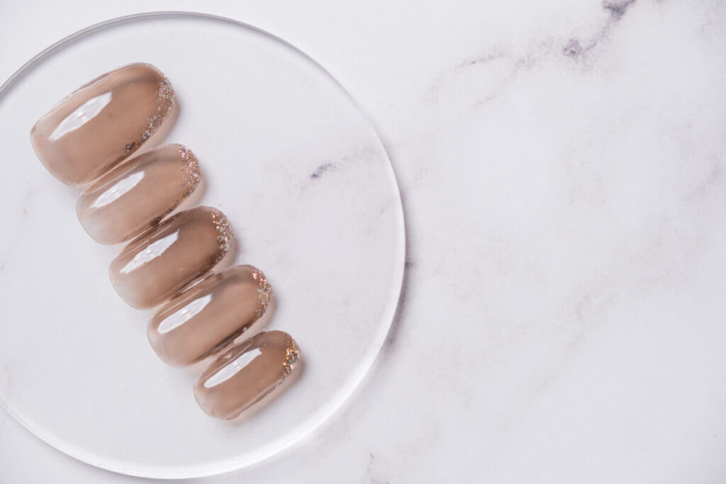 初心者でも簡単！ちゅるんネイルのやり方とは？ぷくっとツヤ感を出すコツ＆失敗しない方法